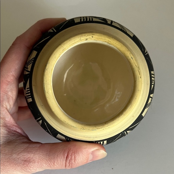 Handcrafted Navajo Ceramic Vase with Geometric Patterns - Picture 5 of 6